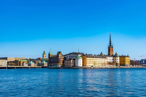Stockholm, 20 april 2019: Gamla Stan oude stad gedomineerd — Stockfoto