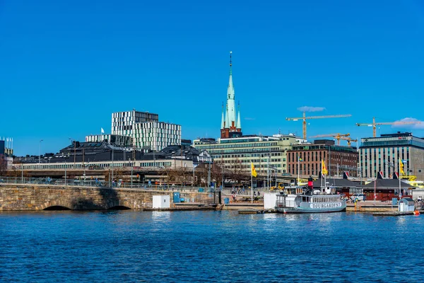 STOCKHOLM, SWEDEN, APRIL 20, 2019: Tourists are waiting for crui — Stock Photo, Image