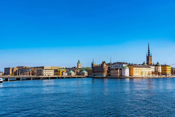 Stockholm, Švédsko, 20. dubna 2019: Staré město Gamla Stan dominovalo — Stock fotografie