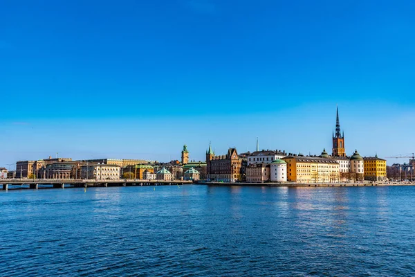 Stockholm, 20 april 2019: Gamla Stan oude stad gedomineerd — Stockfoto