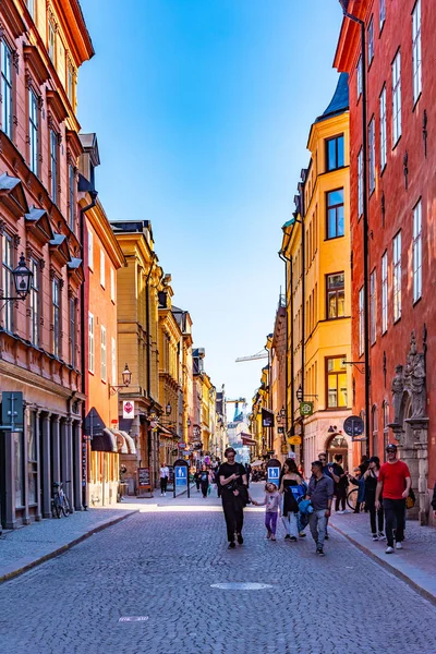 STOCKHOLM, SUÈDE, 20 AVRIL 2019 : Les gens se promènent sur une rue — Photo