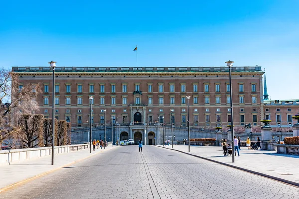 Stockholm, Svédország, 2019. április 20.: Emberek jönnek a Ro-ból — Stock Fotó
