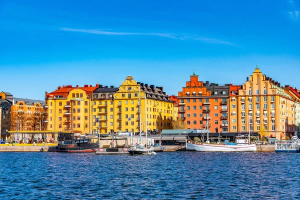 ESTOCOLMO, SUECIA, 21 DE ABRIL DE 2019: Frente al mar de Kungsholmen isl —  Fotos de Stock