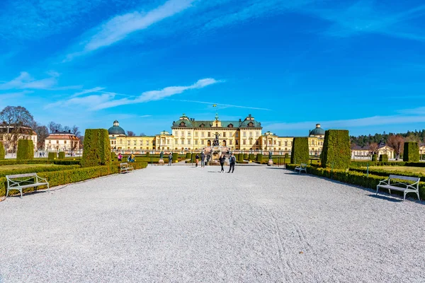 2019年4月21日，瑞典斯德哥尔摩：人们漫步穿过 — 图库照片