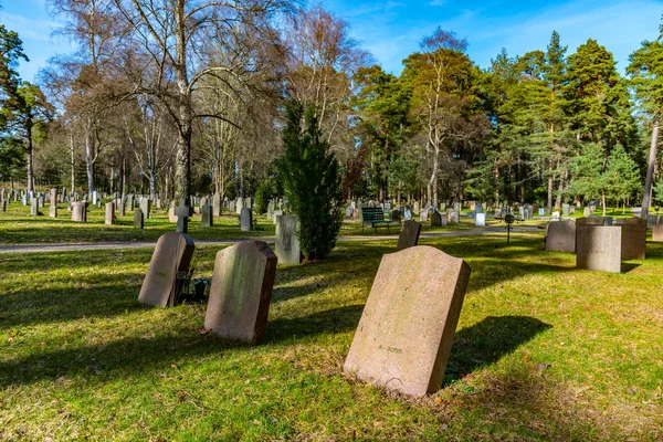 STOCKHOLM, SWEDEN, 21 апреля 2019 года: надгробия на Skogskyrkog — стоковое фото