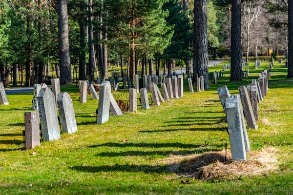 스웨덴 스톡홀름, 2019 년 4 월 21 일 : Skogskyrkog 의 묘비 — 스톡 사진