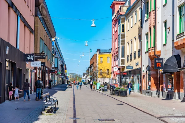 UPPSALA, SUECIA, 22 DE ABRIL DE 2019: Vista de una calle en el centro de Upp — Foto de Stock