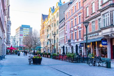 Malmö, İsveç, 24 Nisan 2019: Sodergatan Caddesi 'nin gün batımı manzarası 