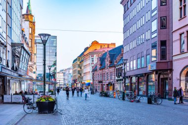 Malmö, İsveç, 24 Nisan 2019: Sodergatan Caddesi 'nin gün batımı manzarası 