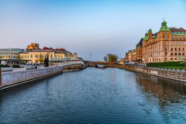 Malmö, İsveç, 24 Nisan 2019: Deniz kenarının gün batımı manzarası