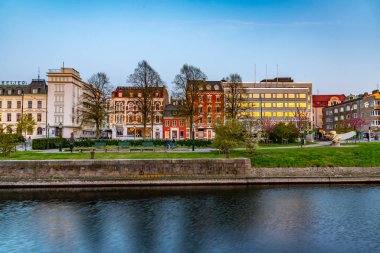 Malmö, İsveç, 24 Nisan 2019: Deniz kenarının gün batımı manzarası