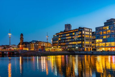 Malmö, İsveç, 24 Nisan 2019: Deniz kenarının gün batımı manzarası