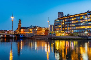 Malmö, İsveç, 24 Nisan 2019: Deniz kenarının gün batımı manzarası