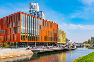 Malmö, İsveç, 25 Nisan 2019: İnsanlar önlerinde oturuyor