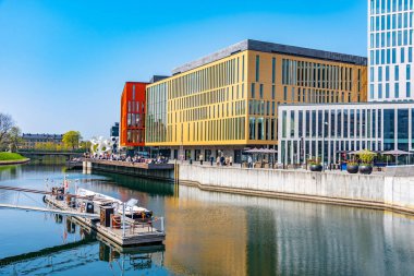 Malmö, İsveç, 25 Nisan 2019: İnsanlar önlerinde oturuyor