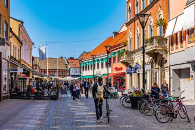 Malmö, İsveç, 25 Nisan 2019: İnsanlar sokakta geziniyor 