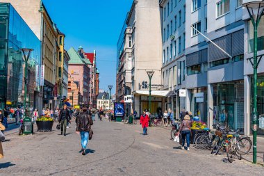 Malmö, İsveç, 25 Nisan 2019: İnsanlar Sodergata 'da geziniyor