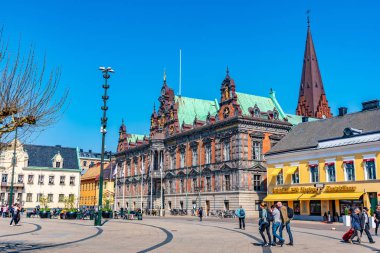 Malmö, İsveç, 24 Nisan 2019: İnsanlar önlerinde geziniyor 