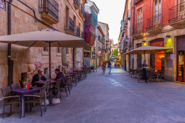 Salamanca, İspanya, 19 Mayıs 2019: İnsanlar bir peştenin üzerinde geziniyor