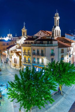 Salamanca, İspanya, 19 Mayıs 2019: Dar bir caddenin gün batımı manzarası