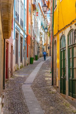 Coimbra, Portekiz, 20 Mayıs 2019 Dar bir caddenin görüntüsü 