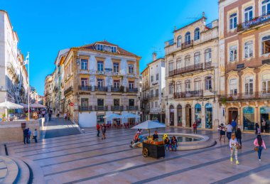 Coimbra, Portekiz, 20 Mayıs 2019: İnsanlar önlerinde geziniyor