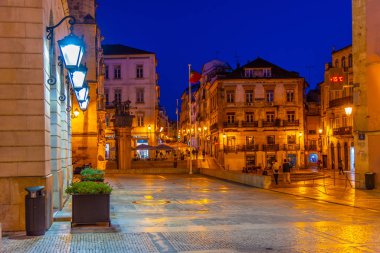 Coimbra, Portekiz, 20 Mayıs 2019: İnsanların günbatımı görüntüsü soluk