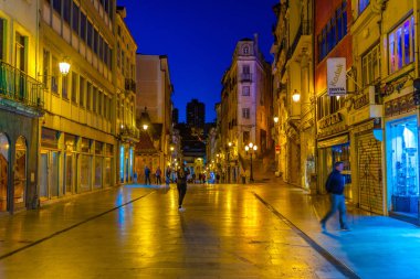 Coimbra, Portekiz, 20 Mayıs 2019: Gezen insanların gece görüşü 