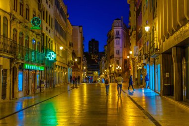 Coimbra, Portekiz, 20 Mayıs 2019: Gezen insanların gece görüşü 