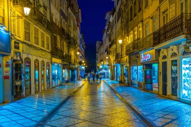 Coimbra, Portekiz, 20 Mayıs 2019: Gezen insanların gece görüşü 