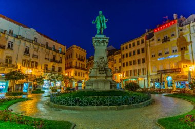 Coimbra, Portekiz, 20 Mayıs 2019: Joaqu anıtının gece manzarası