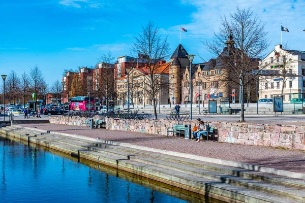 Gavle, Zweden, 22 april 2019: Opmerkelijke gebouwen langs de rivier — Stockfoto