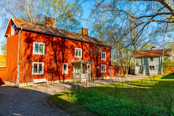 Linkoping, Svédország, 2019. április 23.: View of traditional wood ho — Stock Fotó
