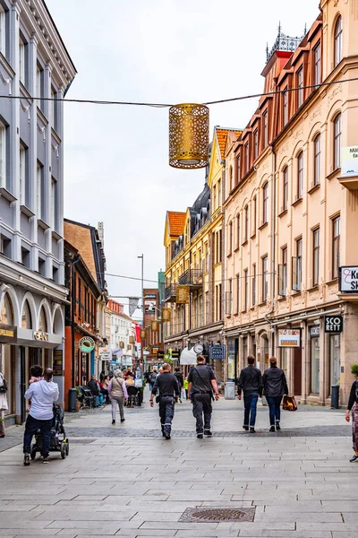 HELSINGBORG, SUECIA, 24 DE ABRIL DE 2019: Vista de una calle en el centro — Foto de Stock