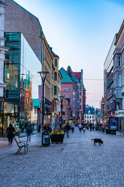 MALMO, SUÈDE, 24 AVRIL 2019 : Coucher de soleil sur une rue du centre — Photo