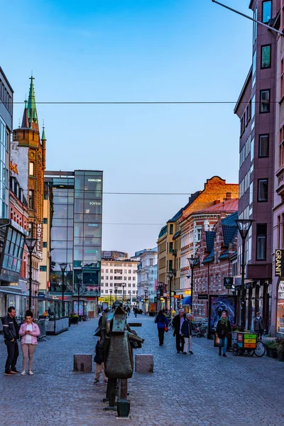 MALMO, SUÉCIA, 24 de abril de 2019: Vista do pôr-do-sol da rua Sodergatan — Fotografia de Stock