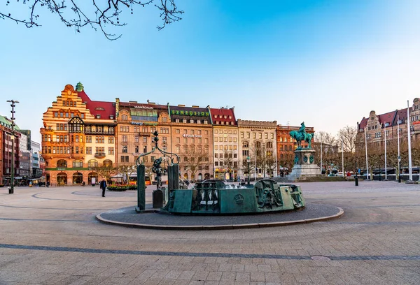 MALMO, SWEDEN, APRIL 24, 2019: Sunset view of statue of king car — Stockfoto