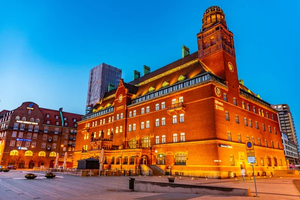 MALMO, SUECIA, 24 DE ABRIL DE 2019: Vista del atardecer de buildi iluminado — Foto de Stock