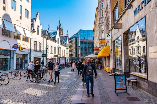 MALMO, SVEZIA, 25 APRILE 2019: La gente passeggia per strada — Foto Stock