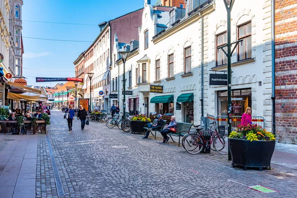 MALMO, SVEZIA, 25 APRILE 2019: La gente passeggia per strada — Foto Stock