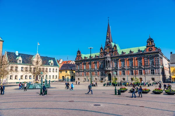 MALMO, SUÉCIA, 24 de abril de 2019: As pessoas estão passeando na frente de — Fotografia de Stock