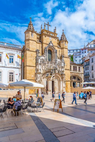 COIMBRA, PORTUGAL, MAIO 20, 2019: As pessoas estão passeando na frente o — Fotografia de Stock