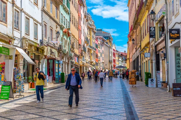 COIMBRA, PORTUGAL, 20 DE MAYO DE 2019: La gente está paseando por bo —  Fotos de Stock