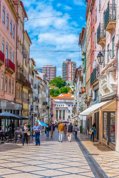 Coimbra, Portugal, 20 mei 2019: Mensen wandelen door bo — Stockfoto