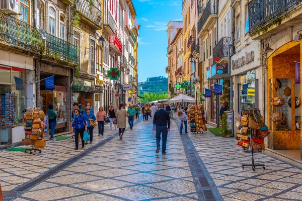 COIMBRA, PORTUGAL, MAIO 20, 2019: As pessoas estão passeando pelo bo — Fotografia de Stock