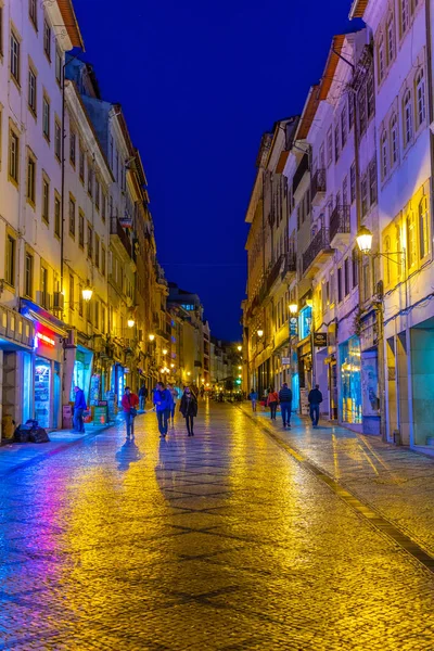 COIMBRA, PORTUGAL, 20 DE MAYO DE 2019: Vista nocturna de personas paseando —  Fotos de Stock