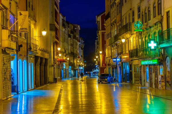 COIMBRA, PORTUGAL, 20 DE MAYO DE 2019: Vista nocturna de personas paseando — Foto de Stock