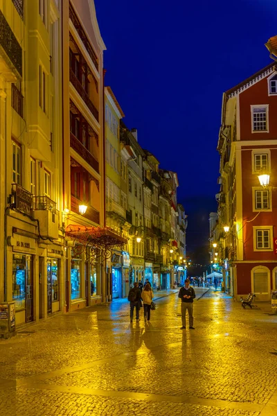 COIMBRA, PORTUGAL, 20 DE MAYO DE 2019: Vista nocturna de personas paseando — Foto de Stock