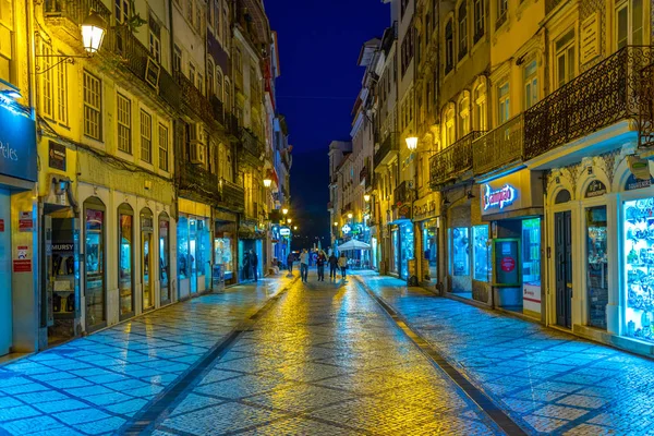 Coimbra, Portugal, 20 mei 2019: Nachtzicht van wandelaars — Stockfoto