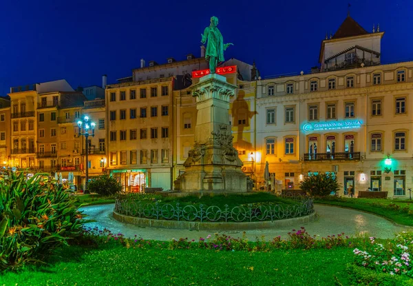 Coimbra, Portugalia, 20 maja 2019: Widok nocny pomnika Joaqu — Zdjęcie stockowe